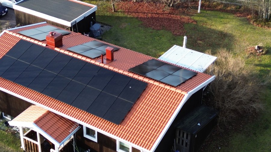 Solceller på rött tak